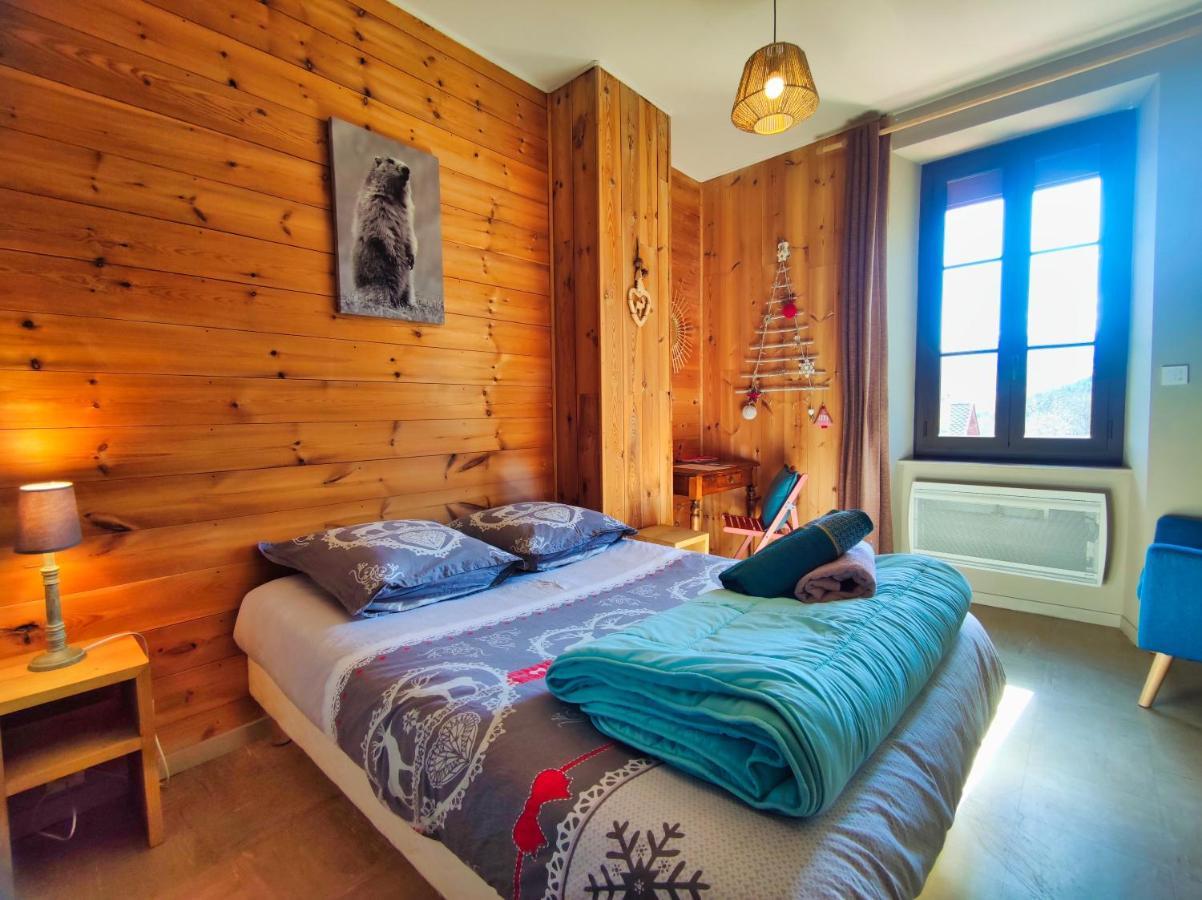 Le Sapin Rouge - Restaurant - Bar - Chambres D'Hotes Artigues  Bagian luar foto