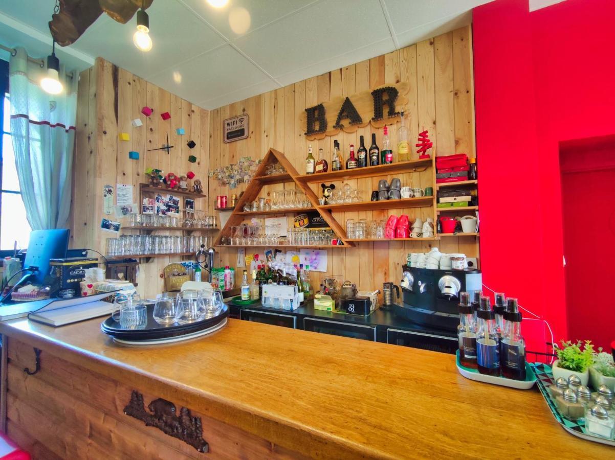 Le Sapin Rouge - Restaurant - Bar - Chambres D'Hotes Artigues  Bagian luar foto